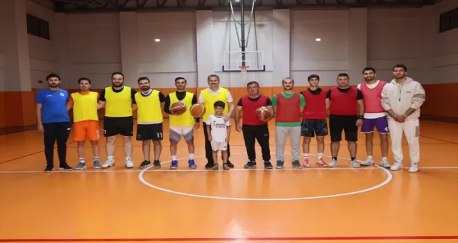 Tokat Belediye Başkanı Eroğlu gençlerle basketbol oynadı