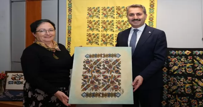 Tokat Belediye Başkanı Eroğlu, yazma sergisini gezdi