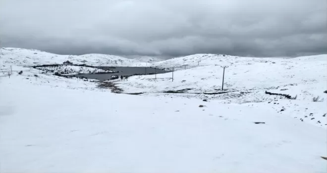 Tokat’ın yüksek kesimlerinde nisan ayında kar yağışı devam ediyor