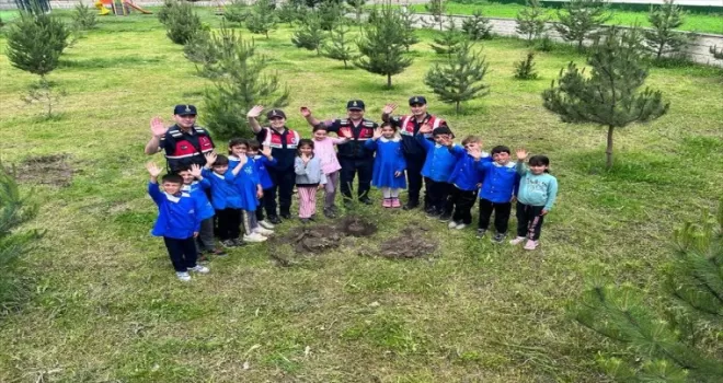 Tokat jandarma çocuklarla birlikte fidan dikti