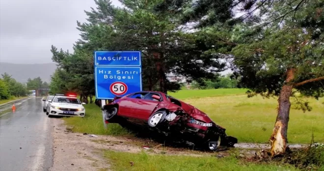 Tokat’ta ağaca çarpan otomobildeki 3 kişi yaralandı