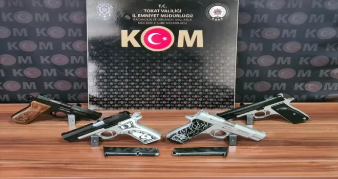 Tokat’ta araca gizlenen 4 tabanca ele geçirildi