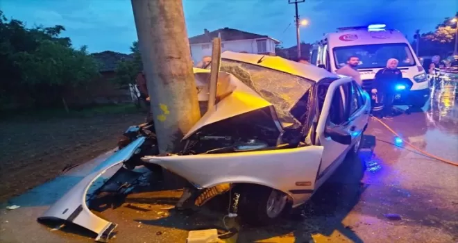 Tokat’ta aydınlatma direğine çarpan otomobildeki 2 kişi yaralandı