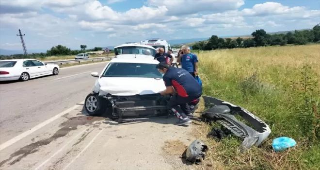 Tokat’ta bariyere çarpan otomobildeki 4 kişi yaralandı