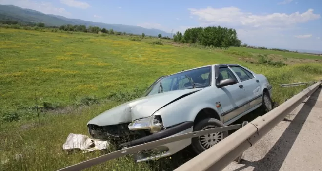Tokat’ta bariyere çarpan otomobilin sürücüsü yaralandı