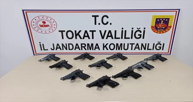 Tokat’ta bir araçta 10 tabanca ele geçirildi