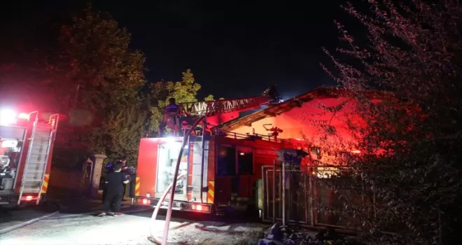 Tokat'ta çıkan yangında ekmek fabrikasının çatısı kül oldu