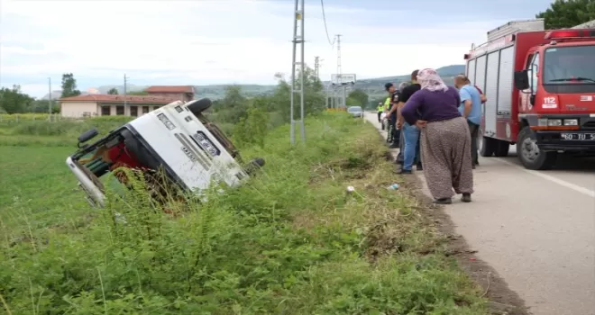 Tokat’ta devrilen minibüsteki 14 tarım işçisi kendi imkanlarıyla kurtuldu