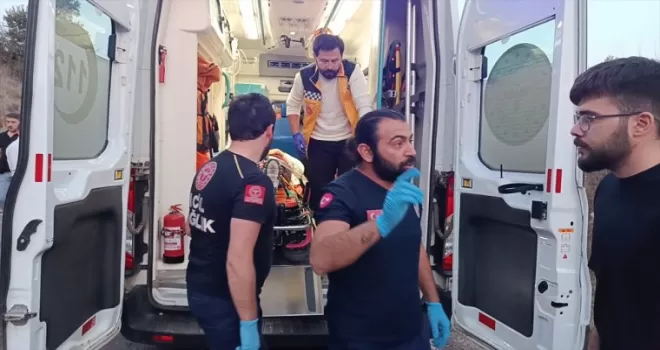 Tokat’ta devrilen otomobildeki 2 kişi yaralandı