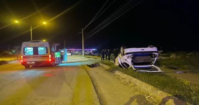 Tokat’ta devrilen otomobildeki 3 kişi yaralandı