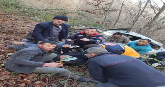 Tokat'ta devrilen otomobildeki 3 kişi yaralandı