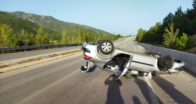Tokat'ta devrilen otomobildeki 4 kişi yaralandı
