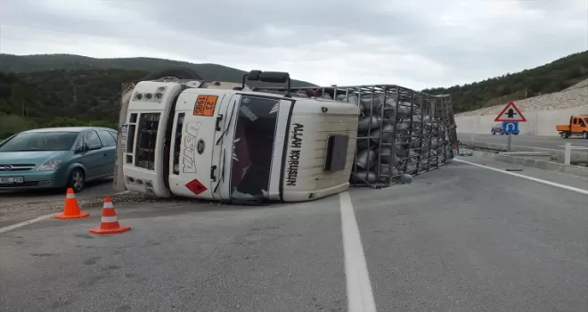 Tokat’ta devrilen tüp yüklü kamyonun sürücüsü yaralandı