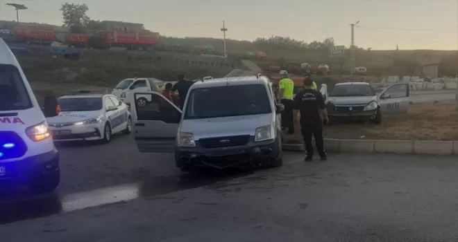Tokat'ta hafif ticari araçla otomobilin çarpışması sonucu 3 kişi yaralandı
