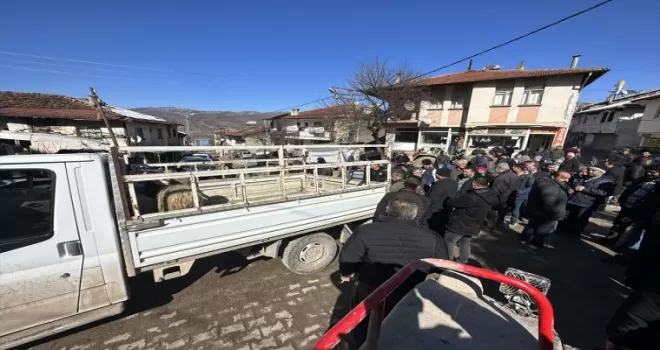 Tokat’ta iki küçükbaş hayvan depremzedeler yararına açık artırmada satıldı