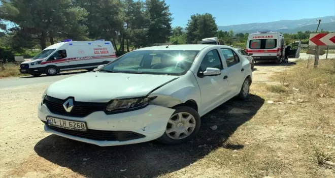 Tokat'ta iki otomobilin çarpıştığı kazada 3 kişi yaralandı