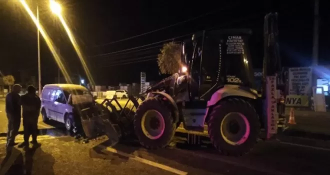 Tokat’ta kepçeyle hafif ticari aracın sürücüsü yaralandı