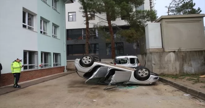 Tokat'ta okulun bahçesine devrilen otomobildeki öğretmen yaralandı