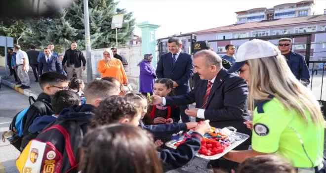 Tokat’ta okulun ilk gününde öğrencileri Vali Hatipoğlu karşıladı