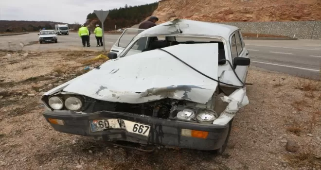 Tokat'ta otomobil ile kavak ağacı yüklü traktör çarpıştı, 6 kişi yaralandı