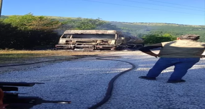 Tokat’ta park halindeki zift yüklü tanker yandı