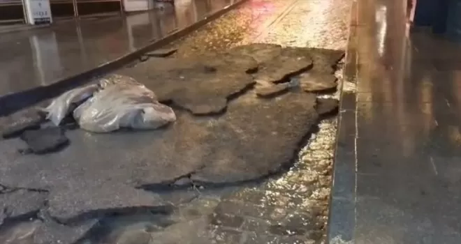 Tokat’ta sağanak asfaltın sökülmesine neden oldu