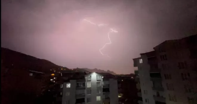 Tokat’ta sağanak sonrası şimşekler geceyi aydınlattı