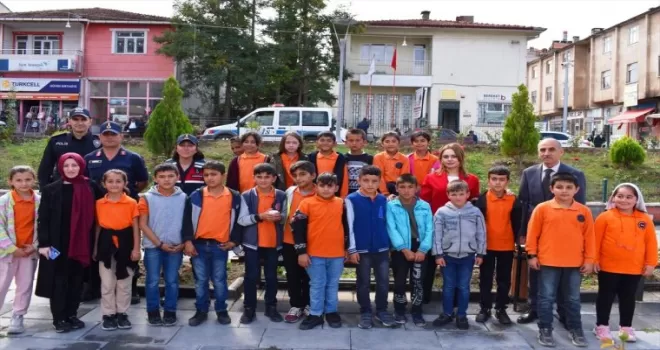 Tokat'ta sahipsiz hayvanların yemliklerine mama bırakıldı