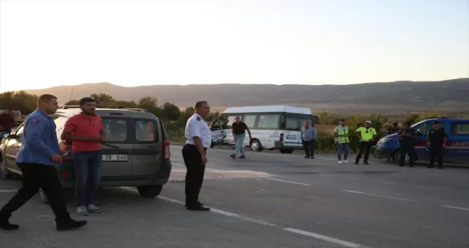 Tokat'ta servis minibüsüyle kamyonet çarpıştı, 11'i öğrenci 14 kişi yaralandı