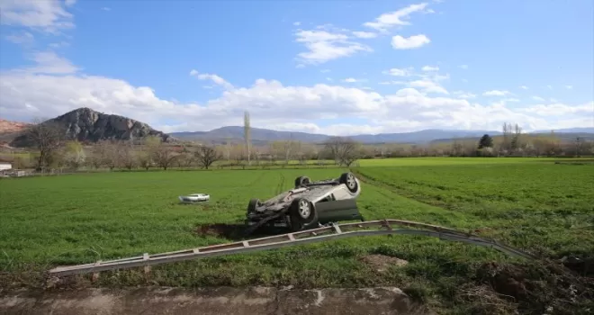 Tokat’ta tarlaya devrilen otomobildeki 2 kişi yaralandı