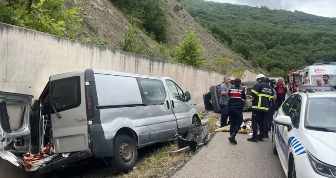 Tokat’ta trafik kazasında biri polis memuru 6 kişi yaralandı