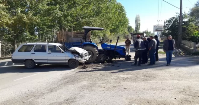 Tokat'ta traktör ile otomobilin çarpıştığı kazada 2 kişi yaralandı