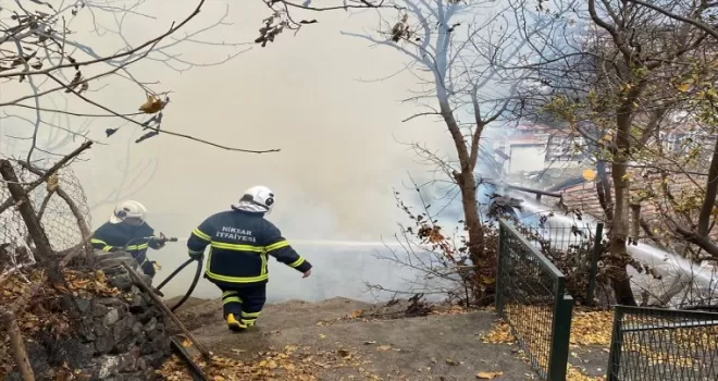 Tokat'ta yangın çıkan evin bahçesindeki köpek yavrularını itfaiye kurtardı