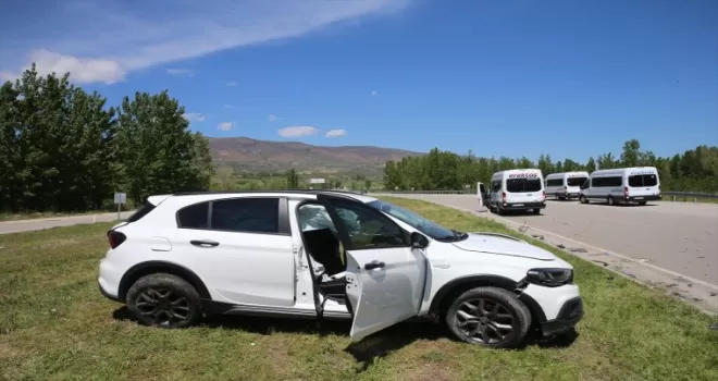 Tokat’ta yolcu minibüsü ile otomobilin çarpıştığı kazada 12 kişi yaralandı