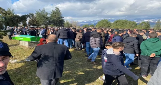 Tokat'ta yolcu otobüsünün devrildiği kazada ölen muavinin cenazesi defnedildi