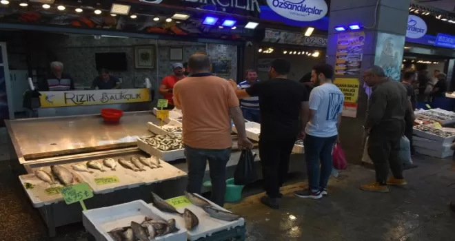 Trabzon’da balıkçı tezgahları hamsiyle şenlendi