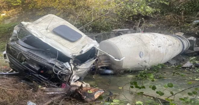 Trabzon'da devrilen beton mikserinin sürücüsü öldü