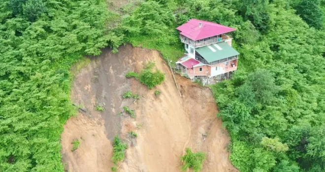 Trabzon’da heyelan nedeniyle 3 ev boşaltıldı