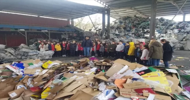 Trabzon’da ilkokul öğrencileri geri dönüşüm tesisini ziyaret etti