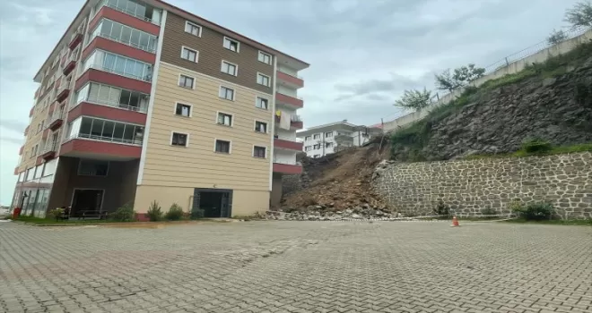 Trabzon’da istinat duvarının çökmesi sonucu 2 otomobil zarar gördü