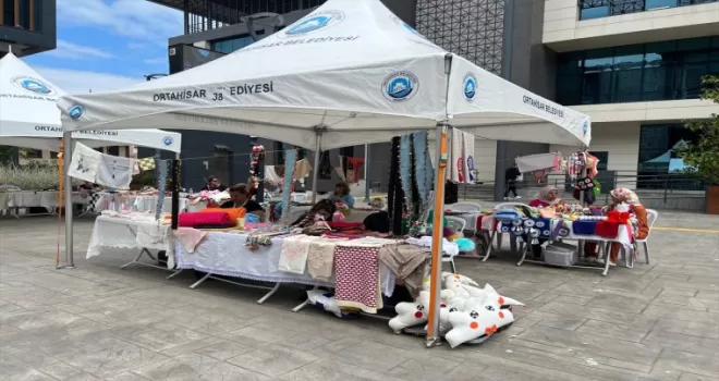 Trabzon’da kadınlar ürettikleri el işlerini “Mor Pazar“da satıyor
