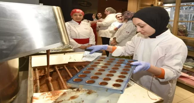 Trabzon’da öğrenciler çikolatanın yapımını öğreniyor