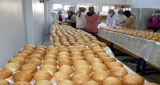 Trabzon'da okulda üretilen günlük 15 bin ekmek deprem bölgesine gönderiliyor