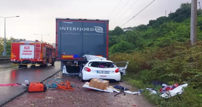 Trabzon’da otomobil park halindeki tıra çarptı 2 kişi öldü
