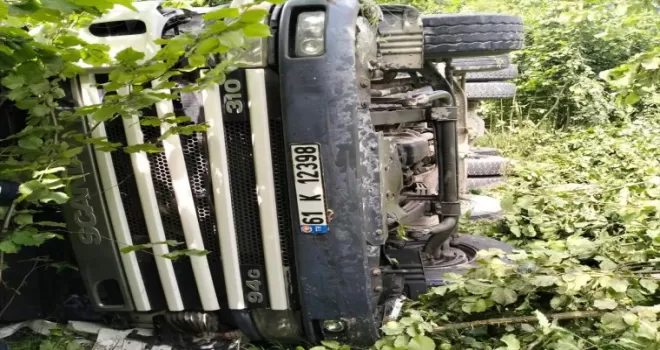 Trabzon’da şarampole devrilen tırın sürücüsü öldü