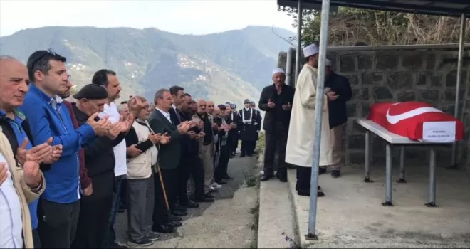 Trabzon’da vefat eden emekli uzman çavuş, son yolculuğuna uğurlandı