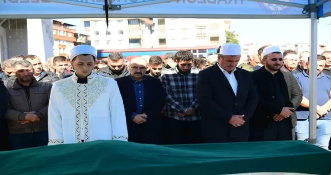 Trabzon'da vefat eden lise müdürünün cenaze namazını hafız oğlu kıldırdı
