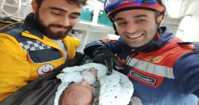 Trabzon'dan deprem bölgesine giden ekipler 1'i bebek 3 kişiyi kurtardı