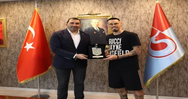 Trabzonspor’dan, futbolu bırakan Marek Hamsik’e teşekkür plaketi