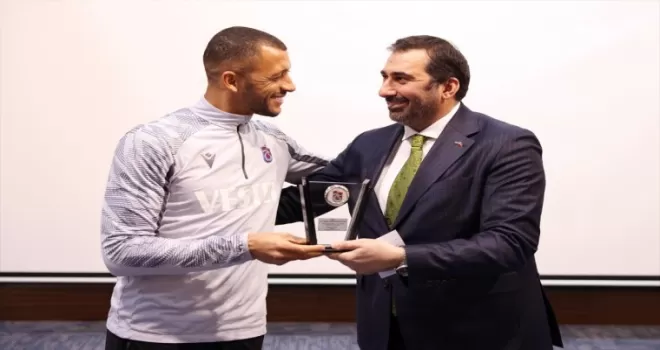 Trabzonspor, Vitor Hugo’ya teşekkür plaketi verdi